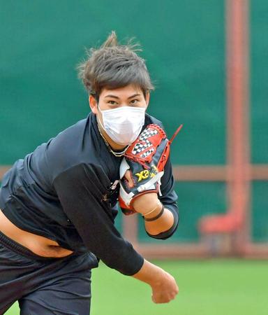 　マスクを着用したままノックを受け返球する九里（撮影・立川洋一郎）