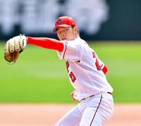 マウンドへ上がり、実戦さながらの投げ込みをする広島・薮田和樹