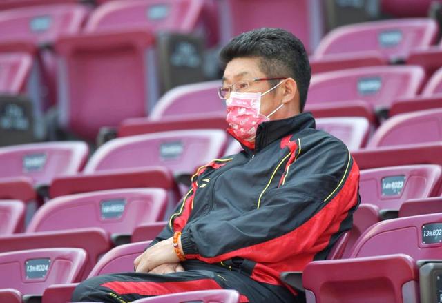【写真】キュートなカープ柄マスクを着用し、練習を見入る佐々岡監督