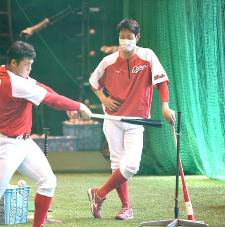 永井（左）の打撃練習を見る赤松（撮影・北村雅宏）