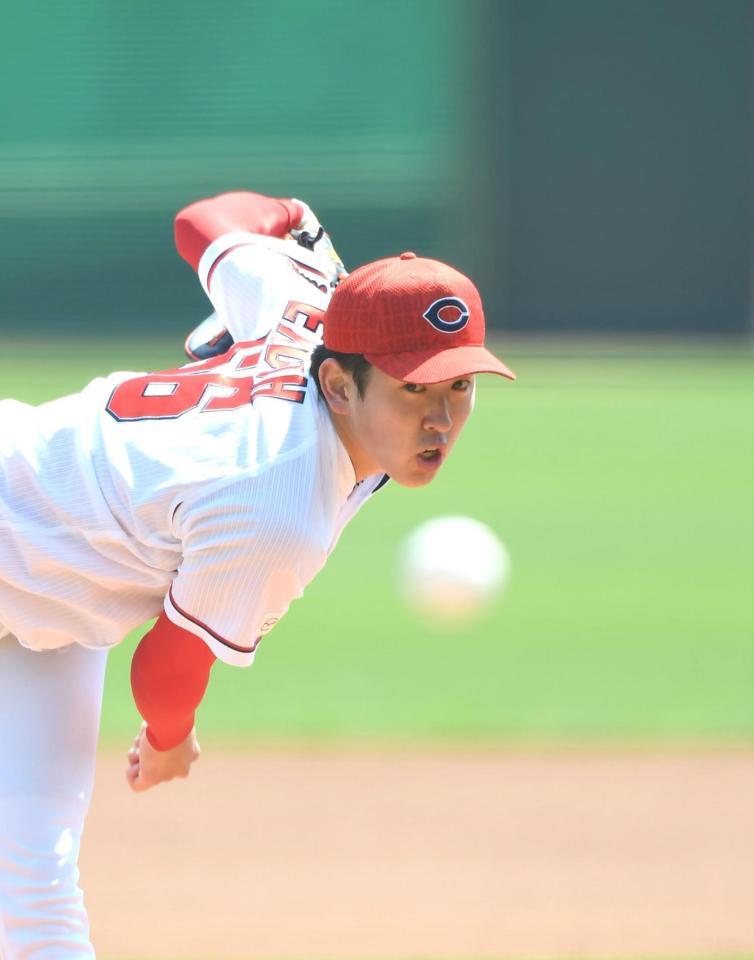 　投球練習する広島・遠藤淳志＝マツダスタジアム