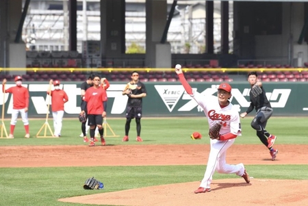　投手陣がノックを受ける中、マウンドで投球練習する広島・大瀬良大地＝マツダスタジアム（撮影・北村雅宏）