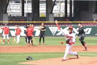 　投手陣がノックを受ける中、マウンドで投球練習する広島・大瀬良大地＝マツダスタジアム（撮影・北村雅宏）