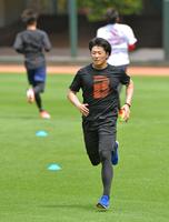 走り込んで汗を流す広島・大瀬良大地＝マツダスタジアム（撮影・立川洋一郎）