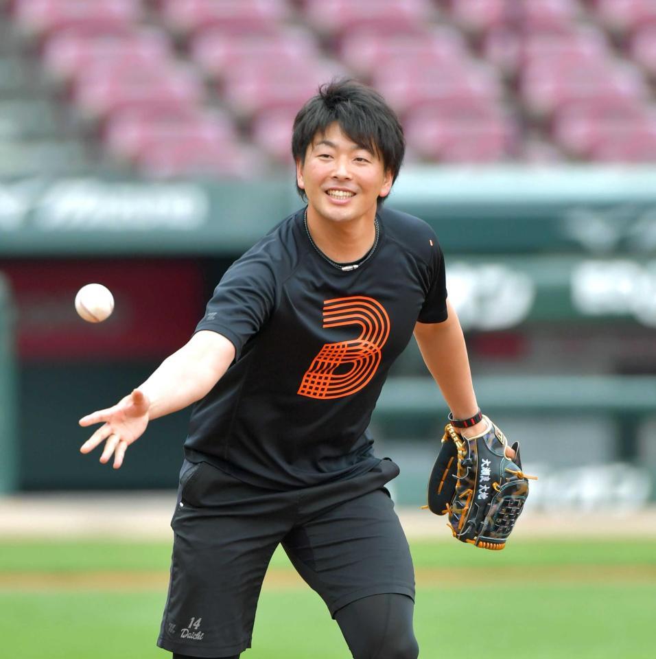 　明るい表情でノックを受ける大瀬良（撮影・立川洋一郎）