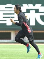 　トレーニングする広島・床田寛樹＝マツダスタジアム
