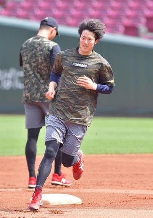 走塁練習をする広島・森下暢仁