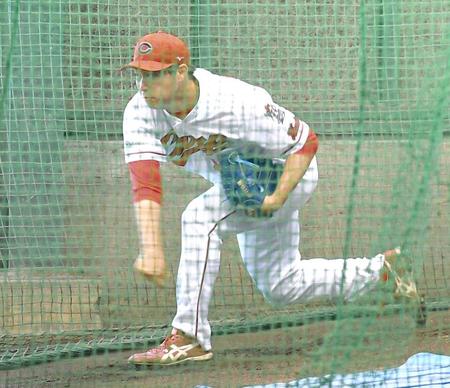 　ブルペンで投球練習する野村