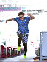 スタンドの階段を勢いよく駆け上がる広島・鈴木誠也＝マツダスタジアム（撮影・立川洋一郎）