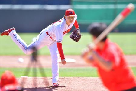 マウンドに上がり投げ込む広島・大瀬良大地