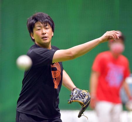 　ノックの打球を処理し送球する大瀬良（撮影・立川洋一郎）