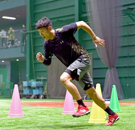 　ダッシュする広島・中田廉＝マツダスタジアム