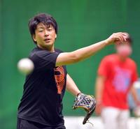 　ノックの打球を処理し送球する大瀬良（撮影・立川洋一郎）