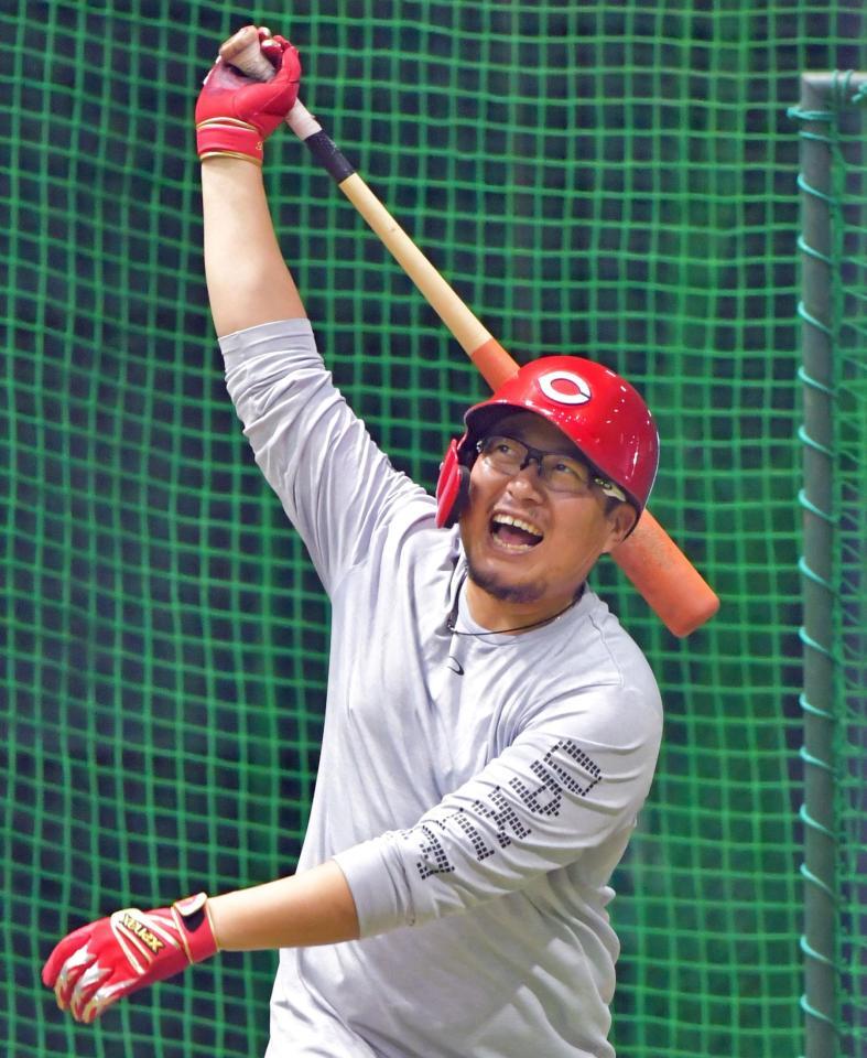 　練習に復帰し、フリー打撃をする広島・松山竜平＝マツダスタジアム