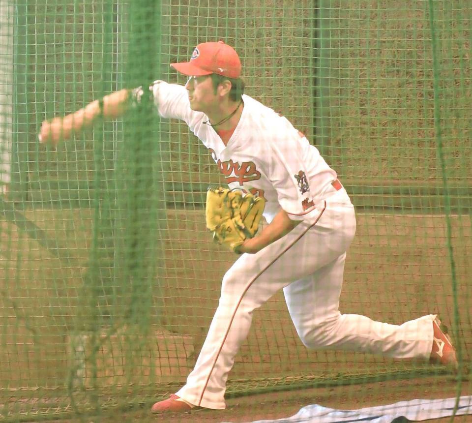 　クイック投球の向上に取り組む岡田