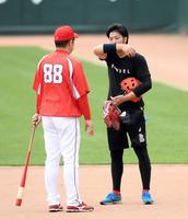 　広島・佐々岡真司監督（左）に声を掛けられる床田寛樹＝マツダスタジアム