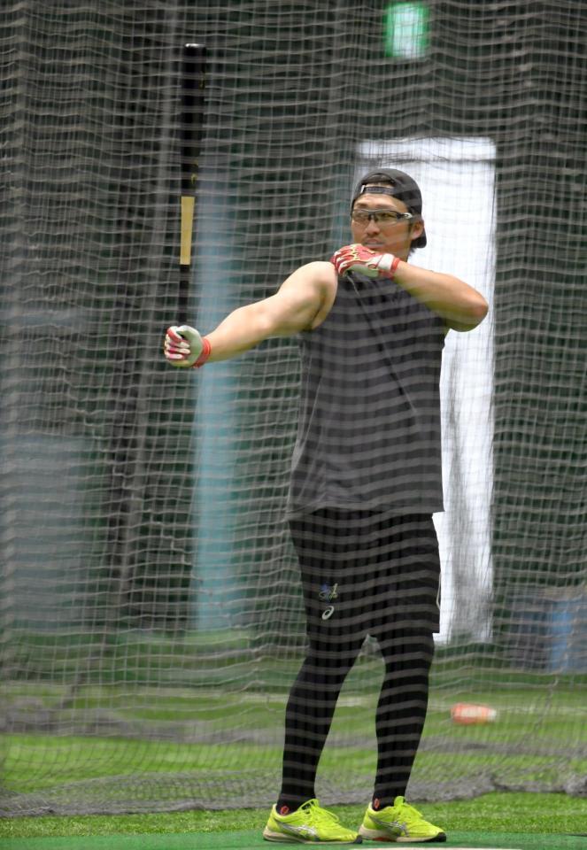 　広島・鈴木誠也は左打ちでサムライポーズをし打撃をする＝マツダスタジアム