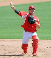 レガースを付けノックを受ける会沢（撮影・山口登）