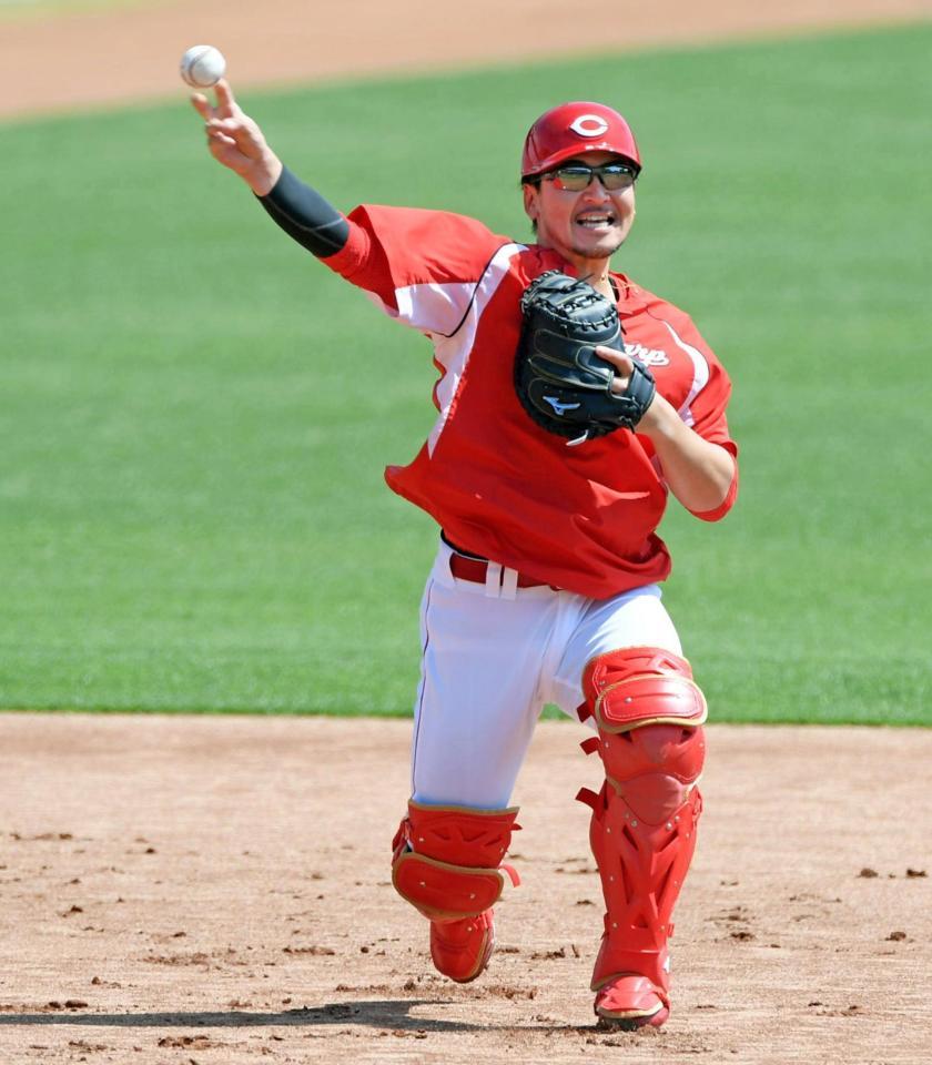 レガースを付けノックを受ける会沢（撮影・山口登）