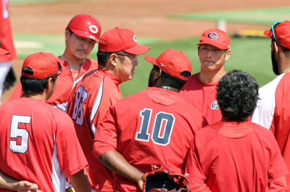 練習前、会沢（左奥）、田中広（右奥）ら選手に声をかける佐々岡監督（中央）＝撮影・山口登