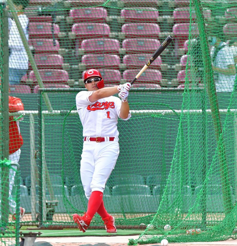 フリー打撃で豪快なフルスイングを見せる鈴木誠（撮影・立川洋一郎）