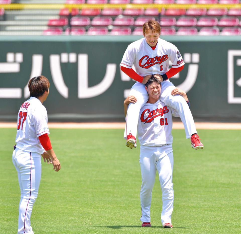 　坂倉に肩車をしてもらい笑顔を見せる鈴木誠（撮影・立川洋一郎）　