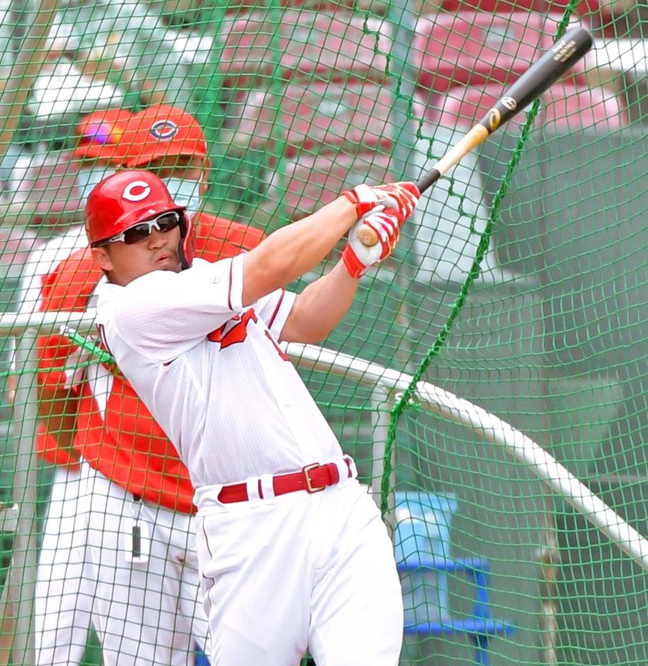 　フリー打撃で快音を響かせる鈴木誠（撮影・立川洋一郎）