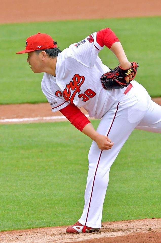 　シート打撃に登板し、打者と対戦する広島・菊池保則＝マツダスタジアム