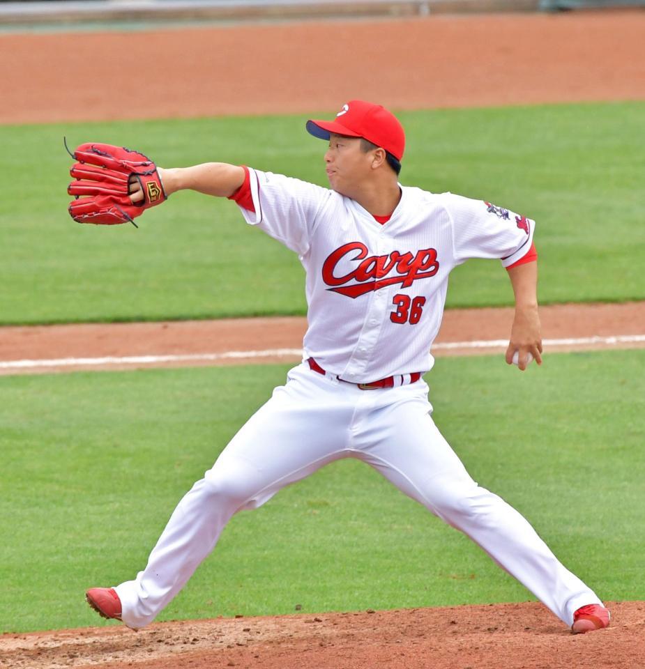 　シート打撃に登板し、打者と対戦する広島・塹江敦哉＝マツダスタジアム