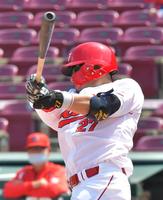 ５回表紅組１死一、二塁、左越えへ３ランを放つ広島・会沢翼＝マツダスタジアム（撮影・立川洋一郎）