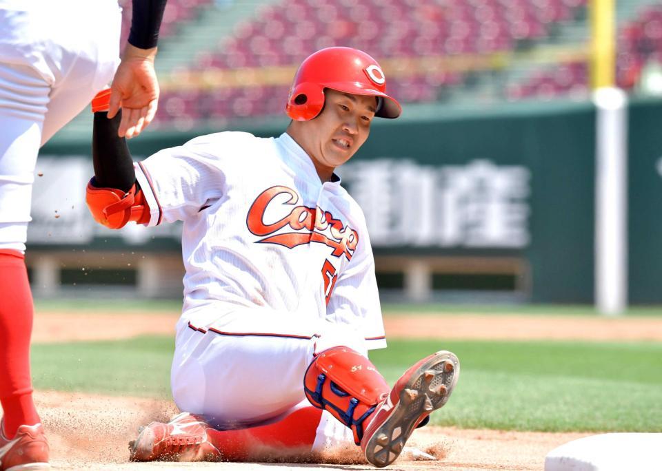 　４回、右中間を破る三塁打を放った小園