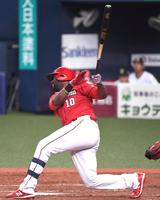 ５回、２点適時二塁打を放つピレラ（撮影・北村雅宏）