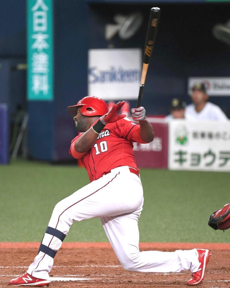 　５回、２点二塁打を放つピレラ（撮影・北村雅宏）  