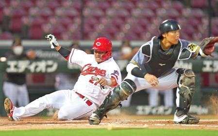 　阪神戦の５回、田中広の適時二塁打で生還する一走・会沢。右は捕手・原口＝マツダスタジアム