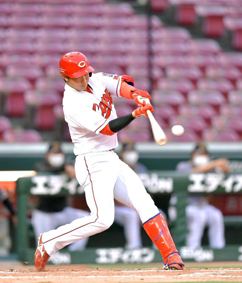 　３回、左越えへ満塁弾を放つ堂林（撮影・立川洋一郎）