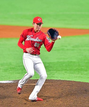 　８回、代打の内川を投ゴロに打ち取り併殺を奪う遠藤（撮影・立川洋一郎）