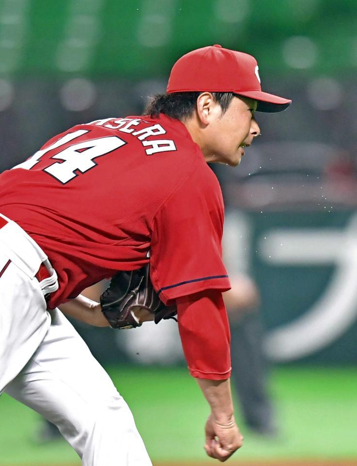 　１回、汗を飛ばして力投する先発の大瀬良（撮影・立川洋一郎）