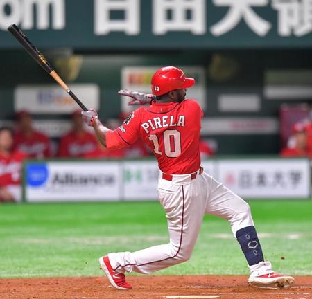 ２回、左前へ適時打を放つＪ・ピレラ（撮影・立川洋一郎）