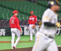 ４回裏ソフトバンク２死三塁、ソフトバンク・バレンティン（右）に右前へ適時打を打たれ８点目を失う広島・森下暢仁＝ペイペイドーム（撮影・立川洋一郎）