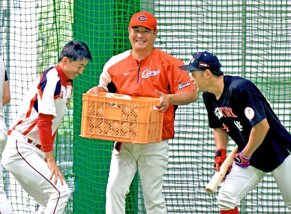 　野手の練習量確保へ工夫を凝らす朝山コーチ（中央）