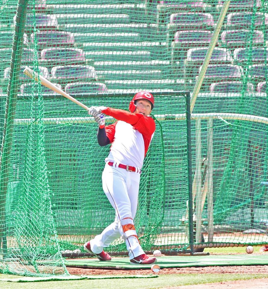 　フリー打撃で快音を響かせる西川＝マツダスタジアム（撮影・立川洋一郎）