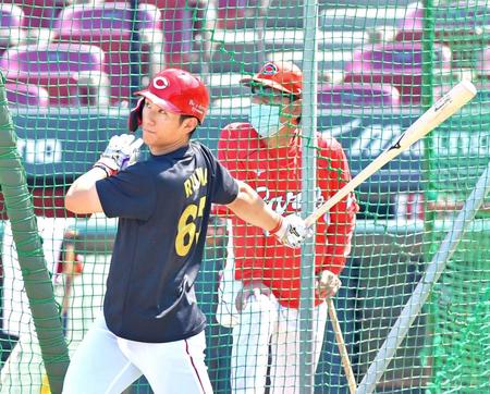 　特打で打ち込む西川（撮影・立川洋一郎）