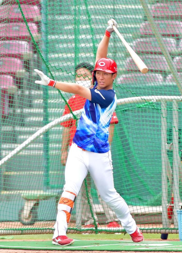 特打をして打ち込む広島・西川龍馬＝マツダスタジアム