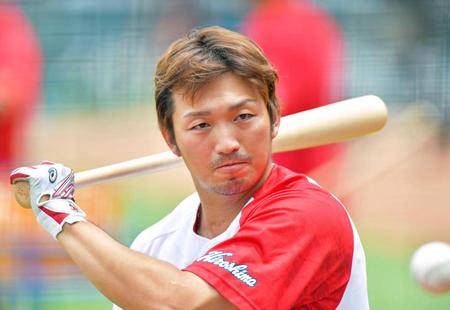 　打撃練習をする鈴木誠（撮影・立川洋一郎）