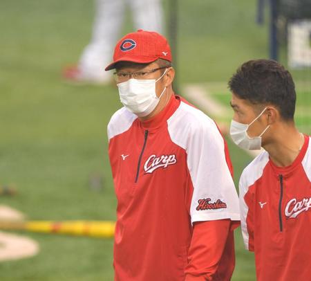 練習を見つめる佐々岡監督（撮影・高石航平）