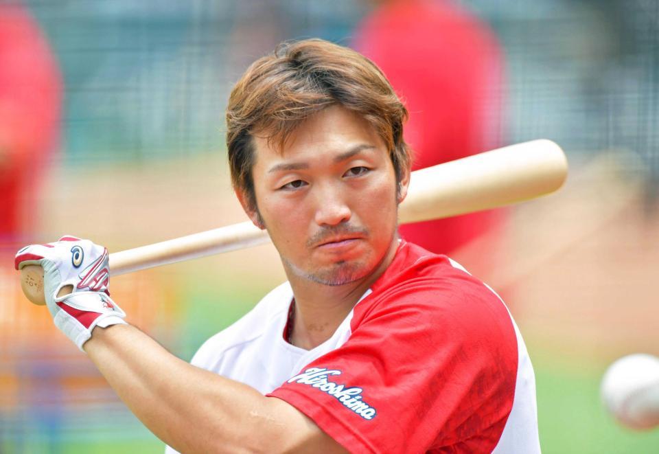 　打撃練習をする鈴木誠（撮影・立川洋一郎）