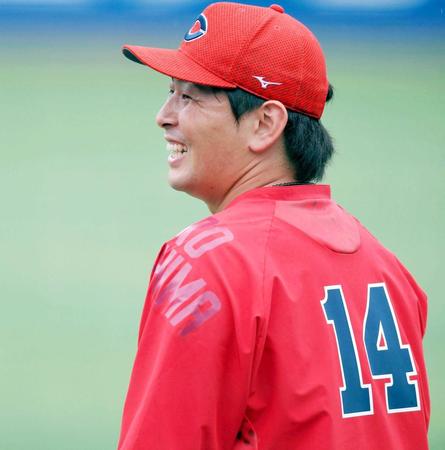 　キャッチボール後に笑顔を見せる大瀬良（撮影・高石航平）