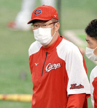 　練習を見つめる佐々岡監督（撮影・高石航平）