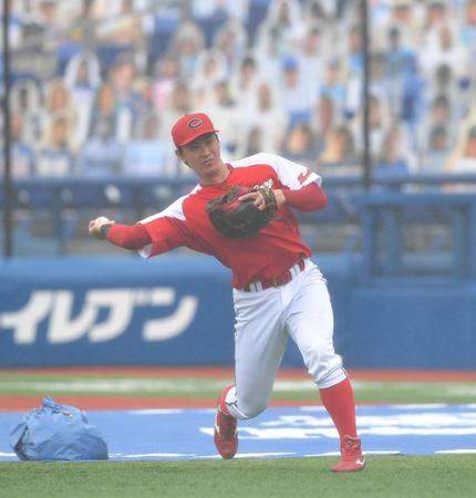 　一塁の守備位置でノックを受ける堂林（撮影・高石航平）