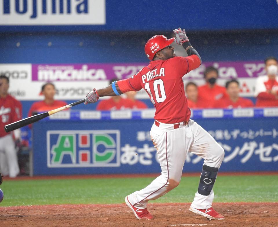 ９回、ピレラがソロを放つ（撮影・堀内翔）
